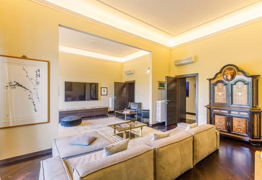 Residenza di 330 mq al terzo piano di un palazzo storico con ascensore, quattro camere, quattro bagni, doppio salone con balcone perimetrale Image 7