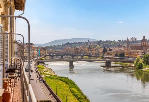Residenza di 330 mq al terzo piano di un palazzo storico con ascensore, quattro camere, quattro bagni, doppio salone con balcone perimetrale Image 5