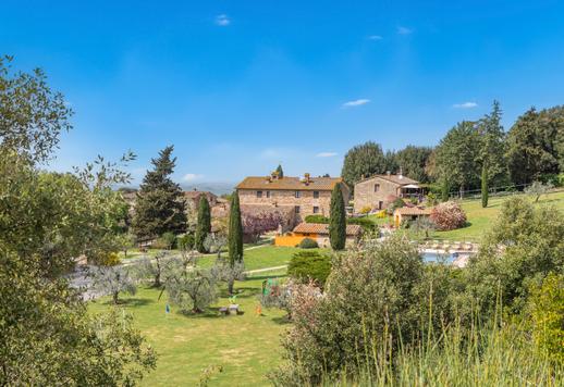 Trois bâtiments ruraux rénovés dans le style toscan traditionnel, d'une superficie totale d'environ 700 m², comprenant huit appartements indépendants et 19 hectares de terrain entre San Gimignano, Volterra et Certaldo Image 4