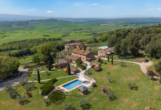 Trois bâtiments ruraux rénovés dans le style toscan traditionnel, d'une superficie totale d'environ 700 m², comprenant huit appartements indépendants et 19 hectares de terrain entre San Gimignano, Volterra et Certaldo Image 2