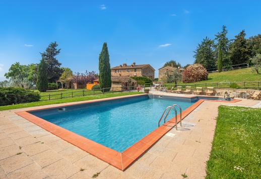Trois bâtiments ruraux rénovés dans le style toscan traditionnel, d'une superficie totale d'environ 700 m², comprenant huit appartements indépendants et 19 hectares de terrain entre San Gimignano, Volterra et Certaldo Image 6