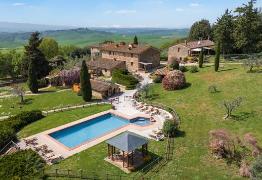 Trois bâtiments ruraux rénovés dans le style toscan traditionnel, d'une superficie totale d'environ 700 m², comprenant huit appartements indépendants et 19 hectares de terrain entre San Gimignano, Volterra et Certaldo Image 3