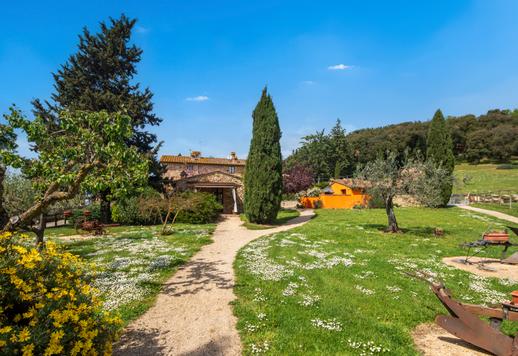 Trois bâtiments ruraux rénovés dans le style toscan traditionnel, d'une superficie totale d'environ 700 m², comprenant huit appartements indépendants et 19 hectares de terrain entre San Gimignano, Volterra et Certaldo Image 8