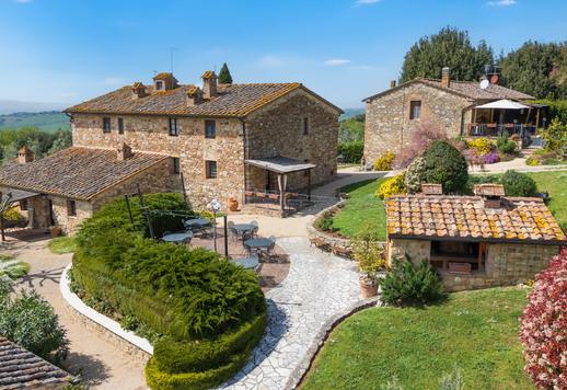 Trois bâtiments ruraux rénovés dans le style toscan traditionnel, d'une superficie totale d'environ 700 m², comprenant huit appartements indépendants et 19 hectares de terrain entre San Gimignano, Volterra et Certaldo Image 5