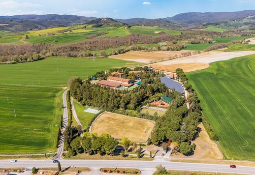 Complesso di circa 1.200 mq su quattro edifici indipendenti dotato di spa, tre campi da tennis, piscina con solarium e impianto fotovoltaico con 95 camere e 100 bagni Image 6
