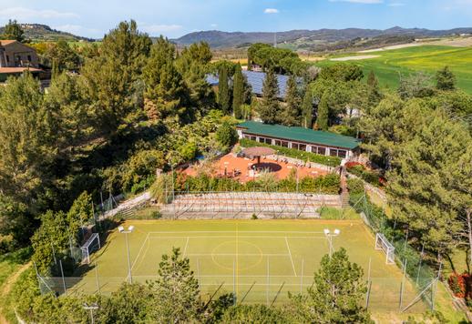 Complesso di circa 1.200 mq su quattro edifici indipendenti dotato di spa, tre campi da tennis, piscina con solarium e impianto fotovoltaico con 95 camere e 100 bagni Image 4