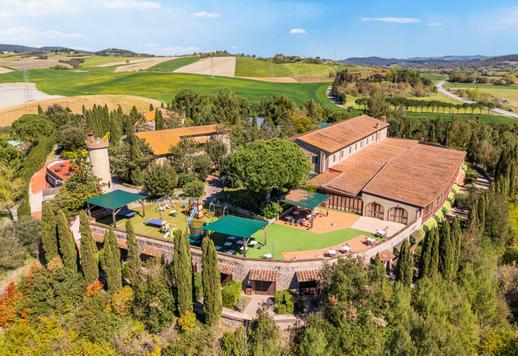 Complesso di circa 1.200 mq su quattro edifici indipendenti dotato di spa, tre campi da tennis, piscina con solarium e impianto fotovoltaico con 95 camere e 100 bagni Image 3