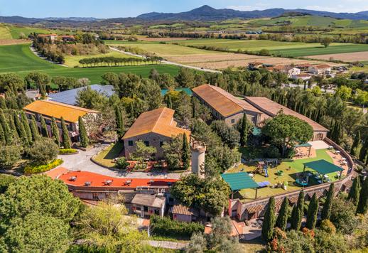Complesso di circa 1.200 mq su quattro edifici indipendenti dotato di spa, tre campi da tennis, piscina con solarium e impianto fotovoltaico con 95 camere e 100 bagni Image 2