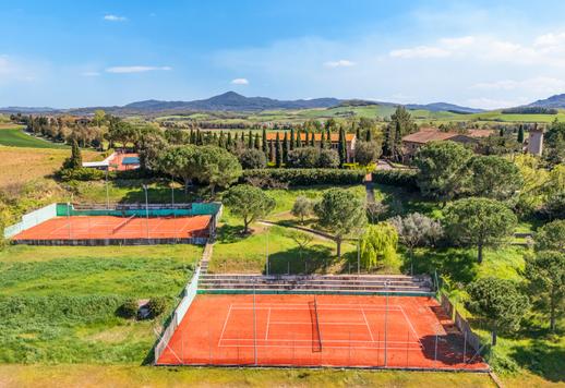 Complesso di circa 1.200 mq su quattro edifici indipendenti dotato di spa, tre campi da tennis, piscina con solarium e impianto fotovoltaico con 95 camere e 100 bagni Image 5