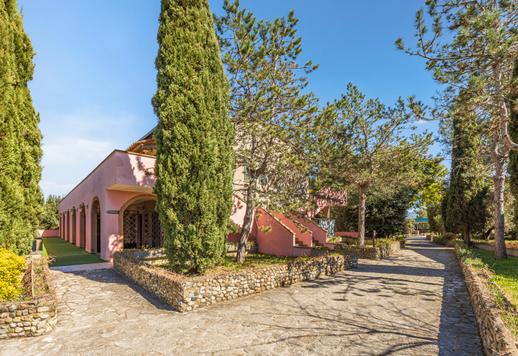 Complesso di circa 1.200 mq su quattro edifici indipendenti dotato di spa, tre campi da tennis, piscina con solarium e impianto fotovoltaico con 95 camere e 100 bagni Image 9