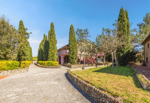 Complesso di circa 1.200 mq su quattro edifici indipendenti dotato di spa, tre campi da tennis, piscina con solarium e impianto fotovoltaico con 95 camere e 100 bagni Image 8