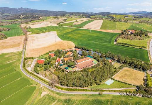 Complesso di circa 1.200 mq su quattro edifici indipendenti dotato di spa, tre campi da tennis, piscina con solarium e impianto fotovoltaico con 95 camere e 100 bagni Image 7