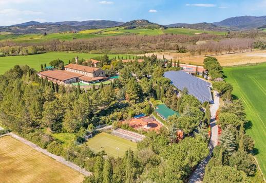 Complesso di circa 1.200 mq su quattro edifici indipendenti dotato di spa, tre campi da tennis, piscina con solarium e impianto fotovoltaico con 95 camere e 100 bagni Image 1