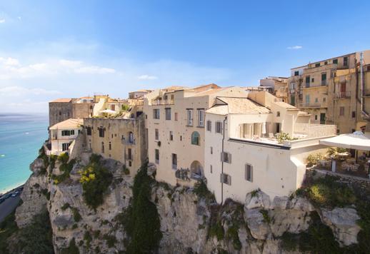 Demeure historique de 382 m² sur deux niveaux, dotée d'une terrasse panoramique de 100 m² et de finitions de luxe qui préservent les détails architecturaux d'origine du four du XVIIe siècle Image 2