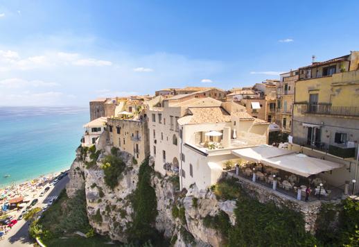 Demeure historique de 382 m² sur deux niveaux, dotée d'une terrasse panoramique de 100 m² et de finitions de luxe qui préservent les détails architecturaux d'origine du four du XVIIe siècle Image 1