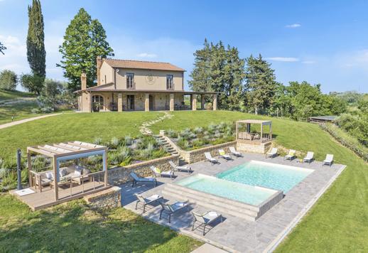Resort di charme nelle colline pisane con vigneti e uliveto privato Image 1