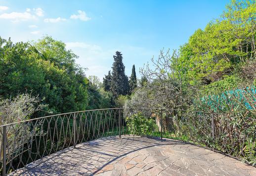 Elegante residencia de 500 m² distribuida en dos plantas, con tres dormitorios, cuatro baños, dos salones, sala de televisión, cocina, garaje interior, parque privado de 600 m² y terraza panorámica de 60 m² con vistas a la ciudad Image 6