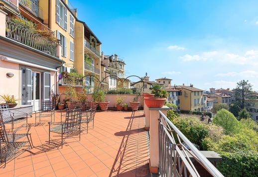 Elegante residencia de 500 m² distribuida en dos plantas, con tres dormitorios, cuatro baños, dos salones, sala de televisión, cocina, garaje interior, parque privado de 600 m² y terraza panorámica de 60 m² con vistas a la ciudad Image 3