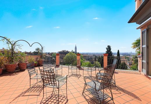 Elegante residencia de 500 m² distribuida en dos plantas, con tres dormitorios, cuatro baños, dos salones, sala de televisión, cocina, garaje interior, parque privado de 600 m² y terraza panorámica de 60 m² con vistas a la ciudad Image 2