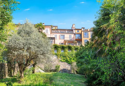 Elegante residencia de 500 m² distribuida en dos plantas, con tres dormitorios, cuatro baños, dos salones, sala de televisión, cocina, garaje interior, parque privado de 600 m² y terraza panorámica de 60 m² con vistas a la ciudad Image 1