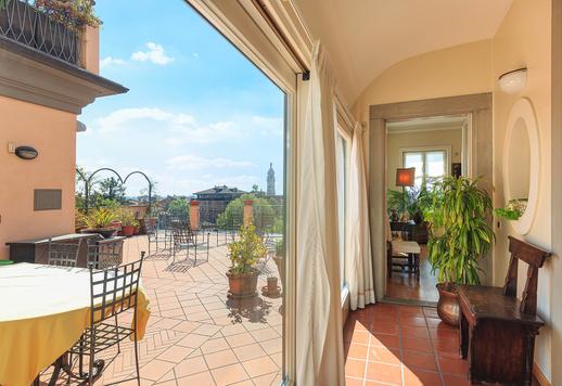 Elegante residencia de 500 m² distribuida en dos plantas, con tres dormitorios, cuatro baños, dos salones, sala de televisión, cocina, garaje interior, parque privado de 600 m² y terraza panorámica de 60 m² con vistas a la ciudad Image 7