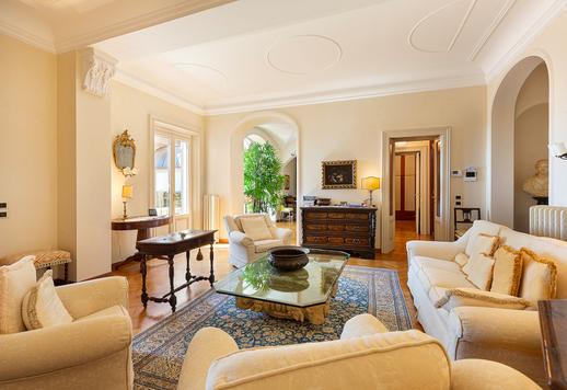 Elegante residencia de 500 m² distribuida en dos plantas, con tres dormitorios, cuatro baños, dos salones, sala de televisión, cocina, garaje interior, parque privado de 600 m² y terraza panorámica de 60 m² con vistas a la ciudad Image 9