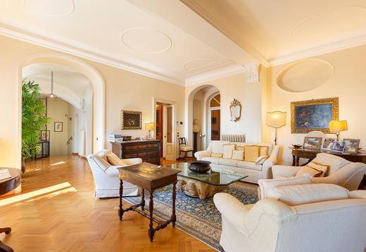 Elegante residencia de 500 m² distribuida en dos plantas, con tres dormitorios, cuatro baños, dos salones, sala de televisión, cocina, garaje interior, parque privado de 600 m² y terraza panorámica de 60 m² con vistas a la ciudad Image 8