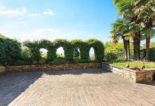 Elegante residencia de 500 m² distribuida en dos plantas, con tres dormitorios, cuatro baños, dos salones, sala de televisión, cocina, garaje interior, parque privado de 600 m² y terraza panorámica de 60 m² con vistas a la ciudad Image 4
