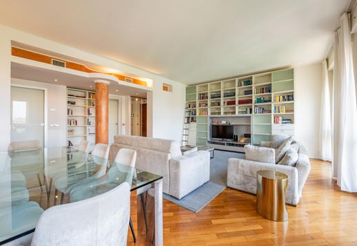 Appartement de 140 m² doté d'une petite terrasse offrant une vue panoramique à 360°, situé à environ 800 mètres de la cathédrale Image 1