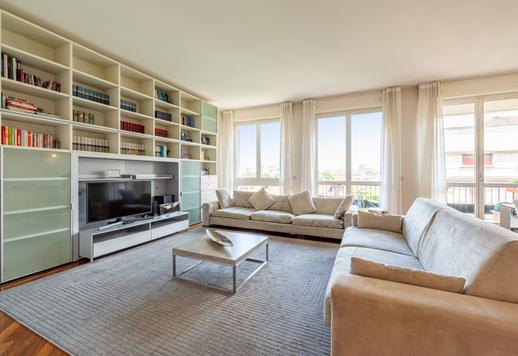 Appartement de 140 m² doté d'une petite terrasse offrant une vue panoramique à 360°, situé à environ 800 mètres de la cathédrale Image 9