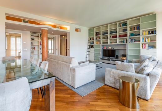 Appartement de 140 m² doté d'une petite terrasse offrant une vue panoramique à 360°, situé à environ 800 mètres de la cathédrale Image 2