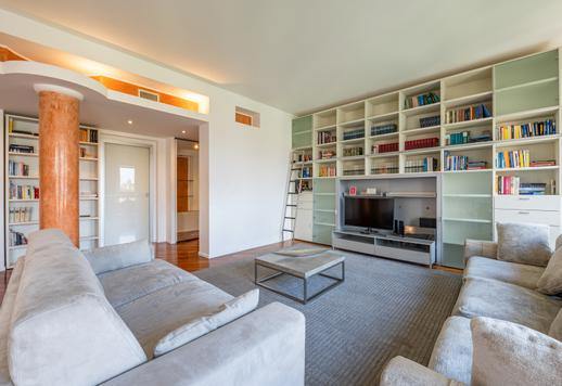 Appartement de 140 m² doté d'une petite terrasse offrant une vue panoramique à 360°, situé à environ 800 mètres de la cathédrale Image 3