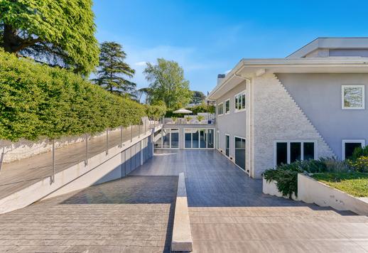 Residenza di 1000 mq su 3 livelli in contesto residenziale esclusivo con 1000 mq di giardino schermato da siepi in posizione strategica tra business, natura e collegamenti internazionali Image 4