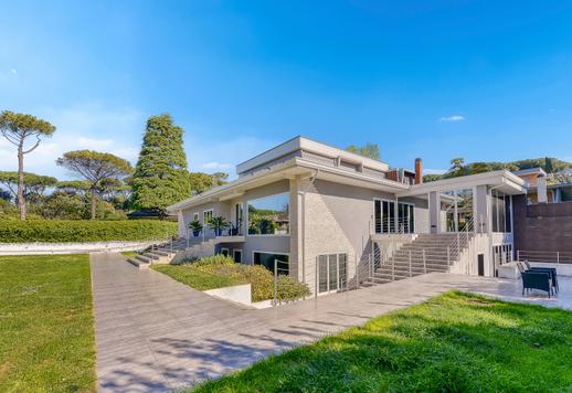 Residenza di 1000 mq su 3 livelli in contesto residenziale esclusivo con 1000 mq di giardino schermato da siepi in posizione strategica tra business, natura e collegamenti internazionali Image 1