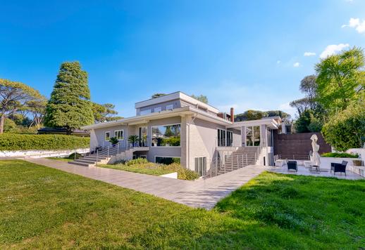 Residenza di 1000 mq su 3 livelli in contesto residenziale esclusivo con 1000 mq di giardino schermato da siepi in posizione strategica tra business, natura e collegamenti internazionali Image 2