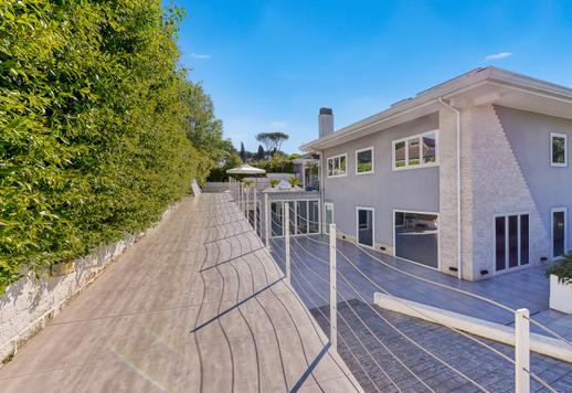 Residenza di 1000 mq su 3 livelli in contesto residenziale esclusivo con 1000 mq di giardino schermato da siepi in posizione strategica tra business, natura e collegamenti internazionali Image 6