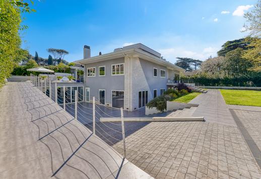 Residenza di 1000 mq su 3 livelli in contesto residenziale esclusivo con 1000 mq di giardino schermato da siepi in posizione strategica tra business, natura e collegamenti internazionali Image 5