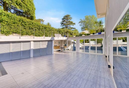 Residenza di 1000 mq su 3 livelli in contesto residenziale esclusivo con 1000 mq di giardino schermato da siepi in posizione strategica tra business, natura e collegamenti internazionali Image 7