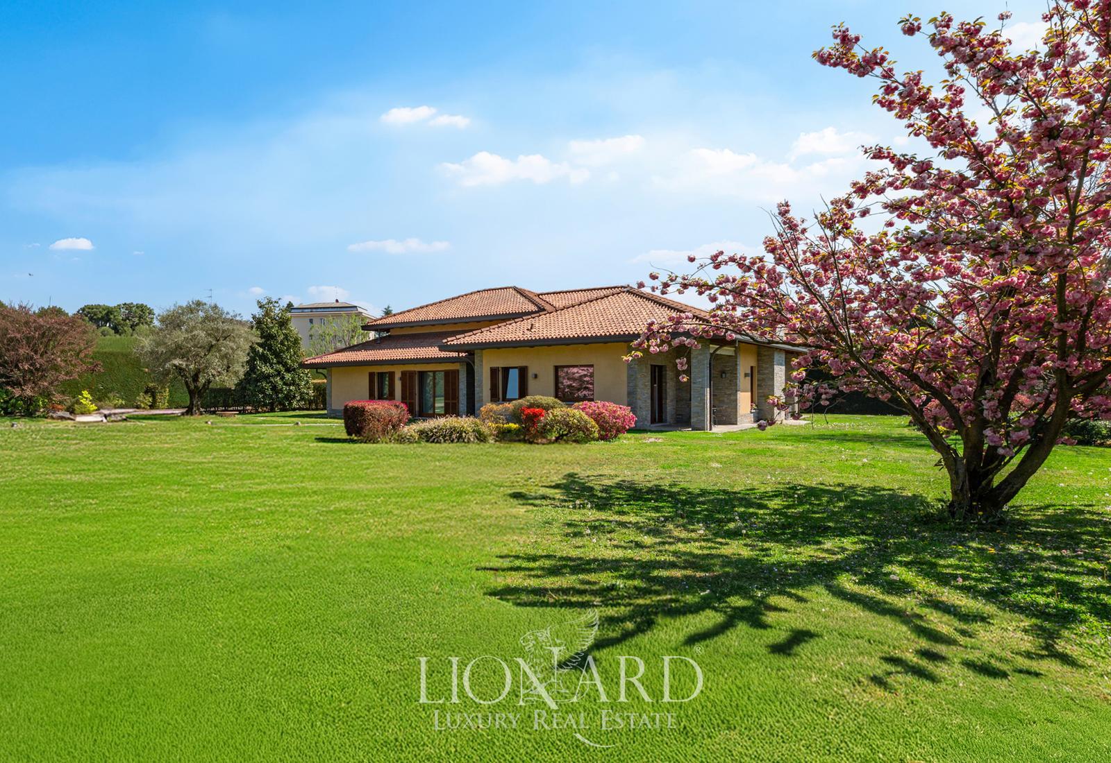 villa-contemporanea-con-giardino-privato-nel-verde-del-comasco-lionard