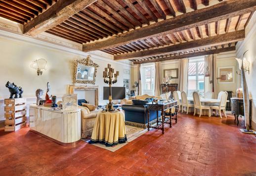 Élégant appartement de 173 m² situé dans la « Petite Athènes » de la Versilia, avec poutres apparentes, sols en terre cuite d'origine et cheminée en marbre, au cœur du centre historique Image 1