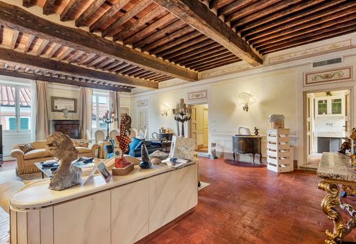 Élégant appartement de 173 m² situé dans la « Petite Athènes » de la Versilia, avec poutres apparentes, sols en terre cuite d'origine et cheminée en marbre, au cœur du centre historique Image 5