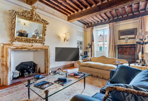 Élégant appartement de 173 m² situé dans la « Petite Athènes » de la Versilia, avec poutres apparentes, sols en terre cuite d'origine et cheminée en marbre, au cœur du centre historique Image 4