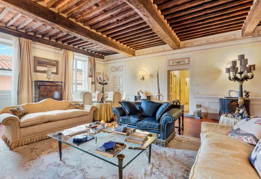 Élégant appartement de 173 m² situé dans la « Petite Athènes » de la Versilia, avec poutres apparentes, sols en terre cuite d'origine et cheminée en marbre, au cœur du centre historique Image 2