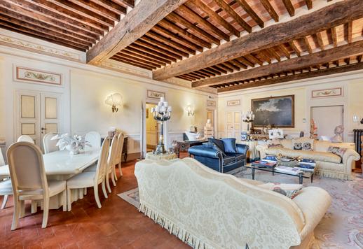 Élégant appartement de 173 m² situé dans la « Petite Athènes » de la Versilia, avec poutres apparentes, sols en terre cuite d'origine et cheminée en marbre, au cœur du centre historique Image 3