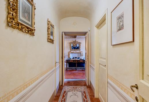 Élégant appartement de 173 m² situé dans la « Petite Athènes » de la Versilia, avec poutres apparentes, sols en terre cuite d'origine et cheminée en marbre, au cœur du centre historique Image 8