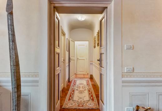 Élégant appartement de 173 m² situé dans la « Petite Athènes » de la Versilia, avec poutres apparentes, sols en terre cuite d'origine et cheminée en marbre, au cœur du centre historique Image 9