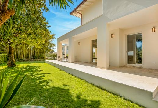 عقار بمساحة 290 مترًا مربعًا على مستويين مع مسبح وحديقة بمساحة 1000 متر مربع بالقرب من منتجعات شاطئية راقية ومنطقة التسوق الفاخرة في فورتي دي مارمي Image 2