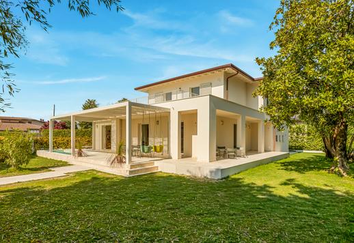 عقار بمساحة 290 مترًا مربعًا على مستويين مع مسبح وحديقة بمساحة 1000 متر مربع بالقرب من منتجعات شاطئية راقية ومنطقة التسوق الفاخرة في فورتي دي مارمي Image 1