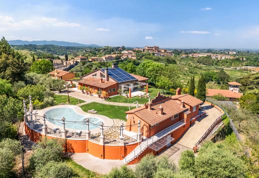 Propriedade de 1.165 m² em três níveis, composta por uma casa principal e dois anexos com cinco quartos, nove banheiros, uma piscina de 80 m² com hidromassagem e um jardim de 4.000 m². Image 1