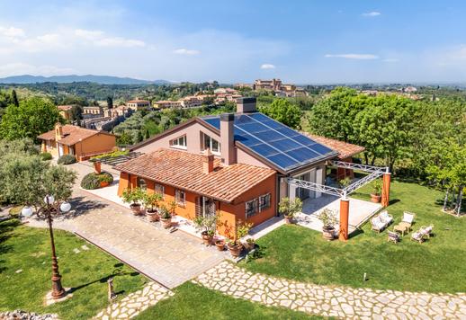 Propriedade de 1.165 m² em três níveis, composta por uma casa principal e dois anexos com cinco quartos, nove banheiros, uma piscina de 80 m² com hidromassagem e um jardim de 4.000 m². Image 2